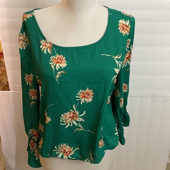 BB Dakota green Floral  elastic bell sleeves no fabric content possibly rayon - Picture 1 of 4